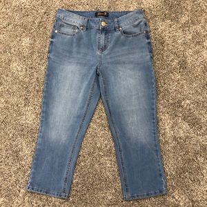 Seven7 light wash capris size 6 EUC